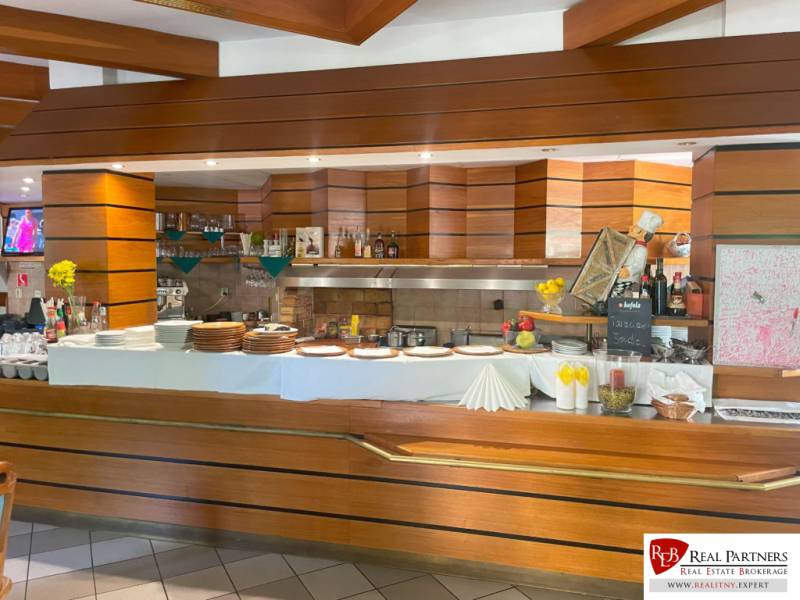 Jedinečná investičná príležitosť ! Motel na vrchu Pezinská Baba - Drevený bar v interiéri hotela a penziónu s taniere a dekoráciami na pultoch.