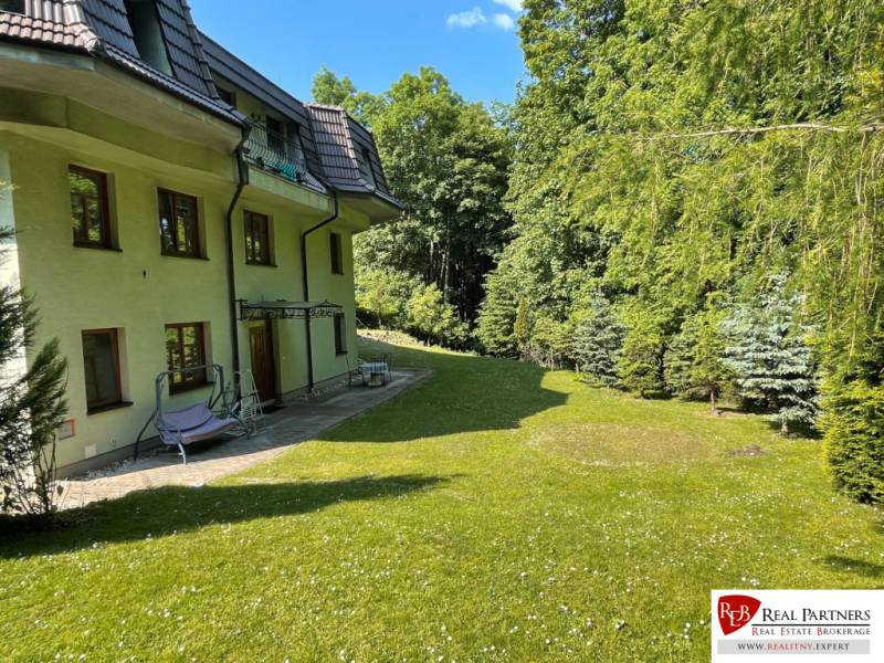 Jedinečná investičná príležitosť ! Motel na vrchu Pezinská Baba - Budova v zeleni na Pezinskej babe v Pezinku, Hotely a penzióny obklopené stromami.