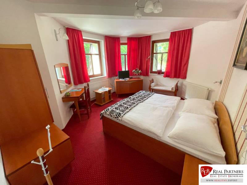 Jedinečná investičná príležitosť ! Motel na vrchu Pezinská Baba - Izba v hoteloch a penziónoch so zariadením, červenými závesmi a podlahou s dreveným dekorom.