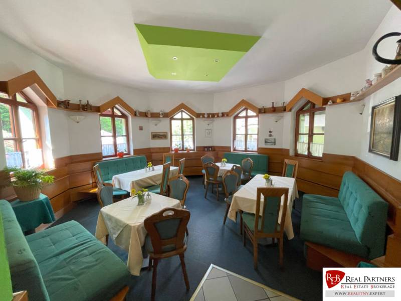 Jedinečná investičná príležitosť ! Motel na vrchu Pezinská Baba - Jedáleň s čalúnenými stoličkami a modrým kobercom v hoteloch a penziónoch.