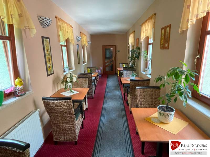 Jedinečná investičná príležitosť ! Motel na vrchu Pezinská Baba - Chodba s ratanovými stoličkami a stolmi, vhodná pre Hotely a penzióny.