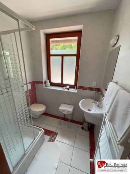 Jedinečná investičná príležitosť ! Motel na vrchu Pezinská Baba - Kúpeľňa s bielou a červenou dlažbou, sprchovým kútom a oknom. Hotely a penzióny.