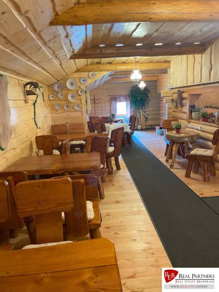 Jedinečná investičná príležitosť ! Motel na vrchu Pezinská Baba - Interiér Hotely a penzióny s dreveným dekorom, drevenými stolmi a dekoratívnymi taniermi na stene.