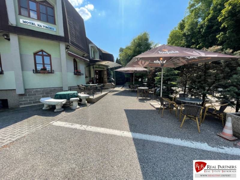 Jedinečná investičná príležitosť ! Motel na vrchu Pezinská Baba - Exteriér hotela a penziónu na Pezinskej babe v Pezinku s vonkajším posedením.