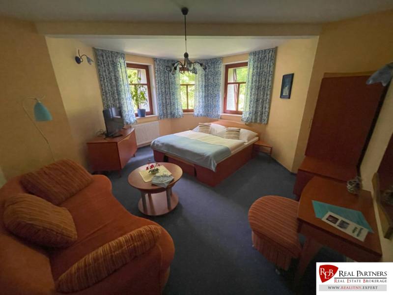 Jedinečná investičná príležitosť ! Motel na vrchu Pezinská Baba - Spálňa v Hoteloch a penziónoch s posteľou, gaučom, stolom a TV.