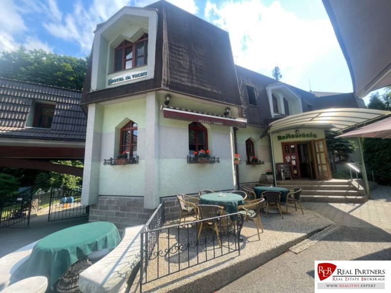 Jedinečná investičná príležitosť ! Motel na vrchu Pezinská Baba - Exteriér hotelu a penziónu na Pezinskej babe v Pezinku s terasou.