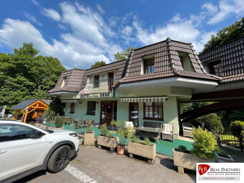 Jedinečná investičná príležitosť ! Motel na vrchu Pezinská Baba - Exteriér motela na Pezinskej babe v Pezinku obklopený zeleňou, Hotely a penzióny.