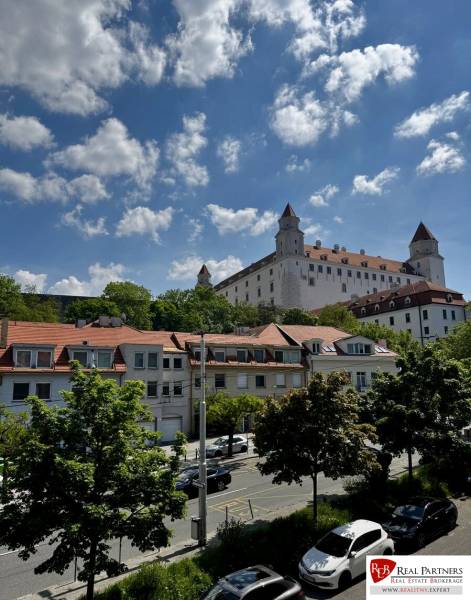 Prenájom veľkého luxusného 2izb bytu pri Bratislavskom hrade - Bratislavský hrad nad ulicou s autami v Bratislave - Staré Mesto, na Palisádach.
