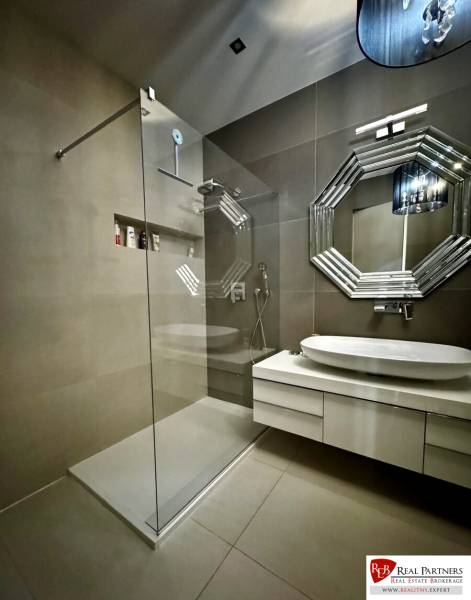 Prenájom veľkého luxusného 2izb bytu pri Bratislavskom hrade - Kúpelňa v 2-izbovom byte s moderným sprchovacím kútom a originálnym zrkadlom.