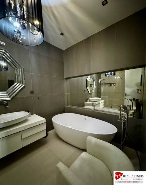 Prenájom veľkého luxusného 2izb bytu pri Bratislavskom hrade - Kúpeľňa s voľne stojacou vaňou v 2-izbovom byte, dekorovaná zrkadlami a osvetlením.