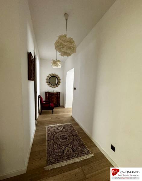 Prenájom veľkého luxusného 2izb bytu pri Bratislavskom hrade - Chodba v 2-izbovom byte s podlahou s dreveným dekorom a ozdobnými svietidlami.