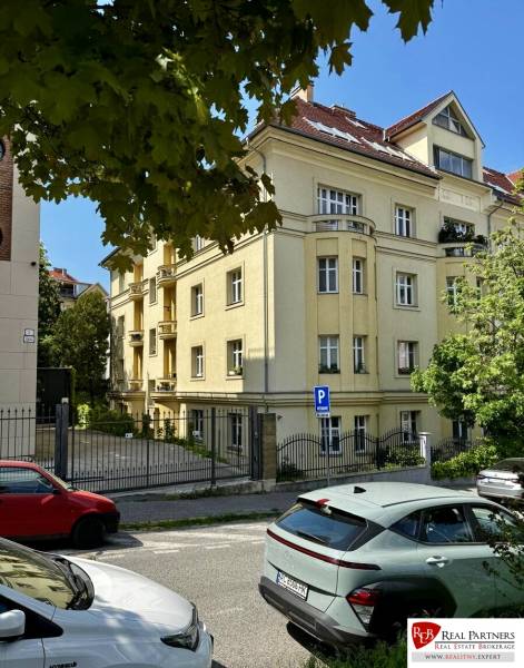 Prenájom veľkého luxusného 2izb bytu pri Bratislavskom hrade - Historická budova na Palisádach v Bratislave - Starom Meste obklopená zeleňou a parkoviskom.