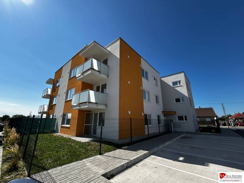 Predaj 3-izbového bytu len 15 minút od Bratislavy  - Trojposchodová budova s balkónmi na ulici Šamot v Dunajskej Strede.