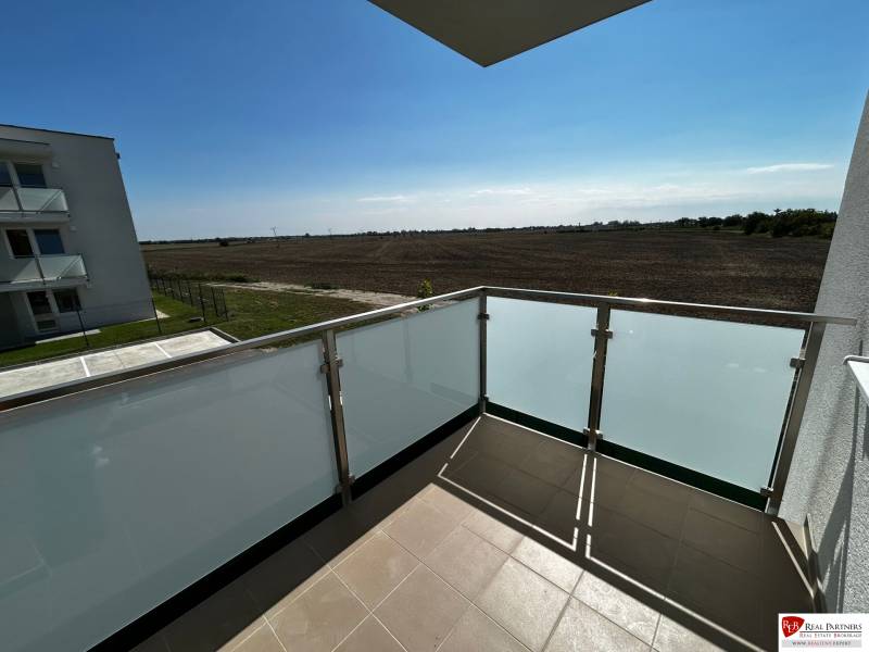 Predaj 3-izbového bytu len 15 minút od Bratislavy  - Balkón 3-izbového bytu na Šamot v Dunajskej Strede s výhľadom na pole.