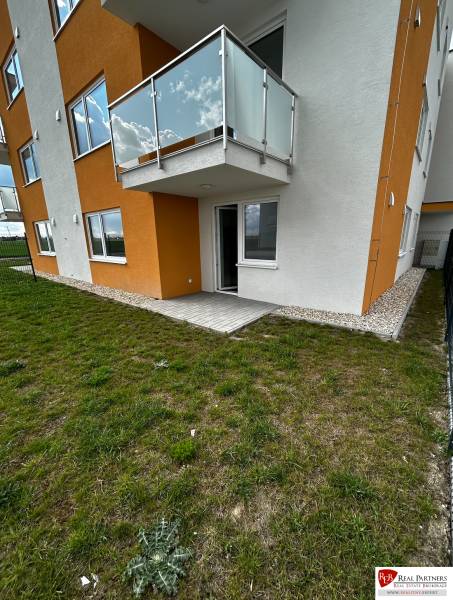 3-izbový byt v štandarde vrátane kuchyne len 15 minút od BA - Bytový komplex so zelenou plochou a balkónom na ulici Šámot pri 4-izbovom byte.