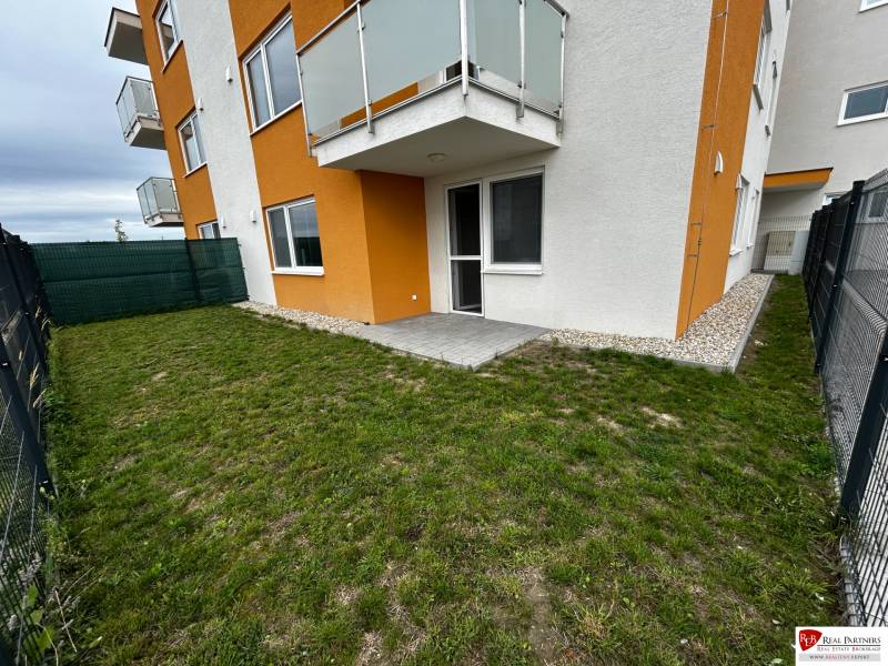 3-izbový byt v štandarde vrátane kuchyne len 15 minút od BA - 4-izbový byt na Šámotskej ulici v Šamoríne s upravenou trávnatou záhradou.