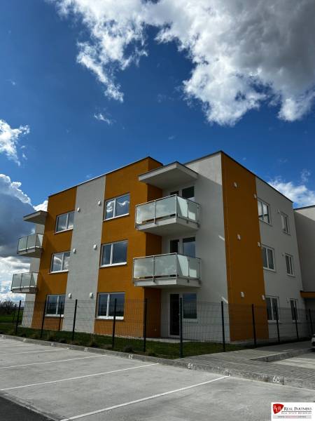 3-izbový byt v štandarde vrátane kuchyne len 15 minút od BA - Bytový dom na predaj, ulici Šámot, možnosť 4-izbového bytu s parkovaním.