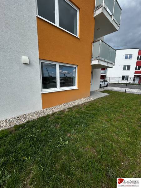 3-izbový byt v štandarde vrátane kuchyne len 15 minút od BA - Bytový dom na ulici Šámot s 4-izbovým bytom, fasáda kombinácia oranžovej a bielej.