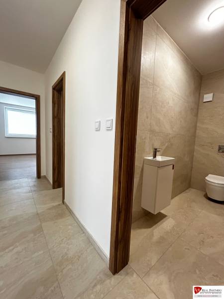 3-izbový byt v štandarde vrátane kuchyne len 15 minút od BA - Chodba s dlažbou a kúpeľňou v 3-izbovom byte.