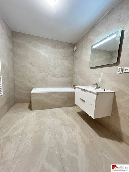 3-izbový byt v štandarde vrátane kuchyne len 15 minút od BA - Kúpeľňa v 3-izbovom byte s vaňou, umývadlom, zrkadlom a svetlými obkladmi.