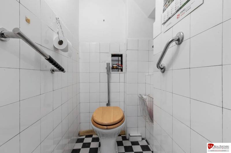 Predaj 4-izbový byt, 102m2, terasa 50m2, Bratislava-centrum, Gorkého - Kúpeľňa v 4-izbovom byte s čiernobielou dlažbou a závesným WC.