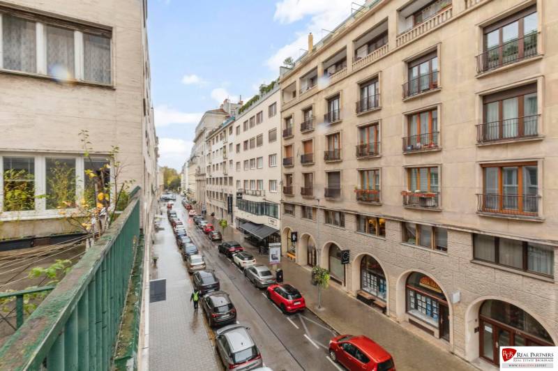 Predaj 4-izbový byt, 102m2, terasa 50m2, Bratislava-centrum, Gorkého - Ulica Praha - Nové Mesto s autami a bytovými domami z pohľadu balkóna.