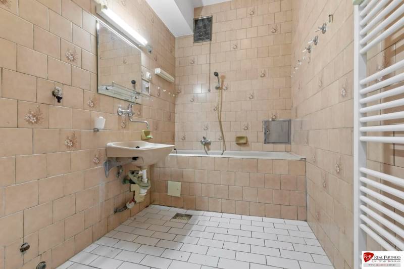 Predaj 4-izbový byt, 102m2, terasa 50m2, Bratislava-centrum, Gorkého - Kúpeľňa so staršími obkladačkami a vaňou v 4-izbovom byte.