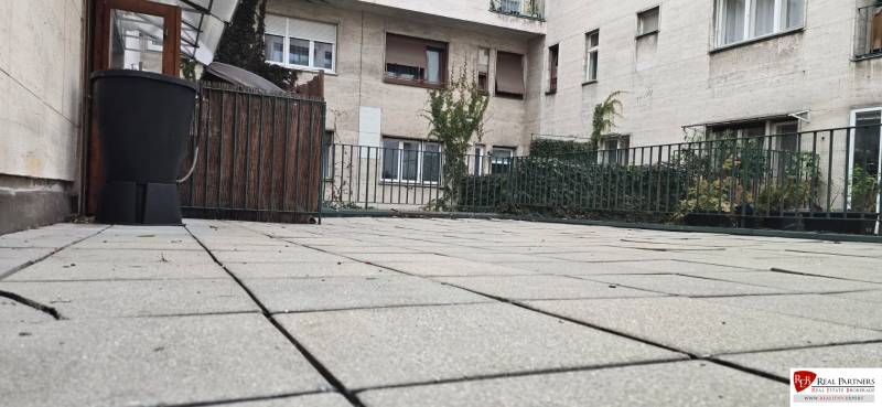 Predaj 4-izbový byt, 102m2, terasa 50m2, Bratislava-centrum, Gorkého - Terasa 4-izbového bytu so zeleňou a kamennou dlažbou zasadená v mestskom dvore.