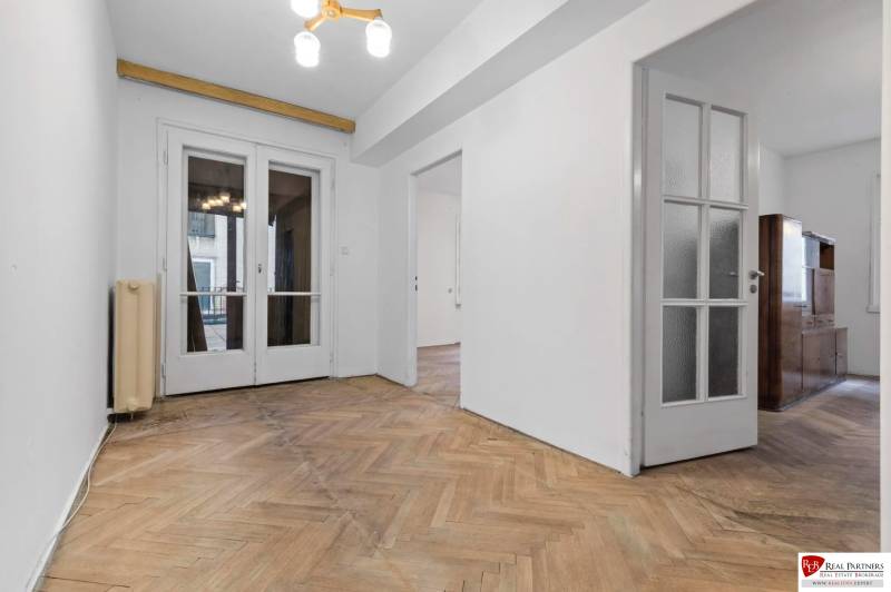 Predaj 4-izbový byt, 102m2, terasa 50m2, Bratislava-centrum, Gorkého - Interiér 4-izbového bytu s podlahou s dreveným dekorom.