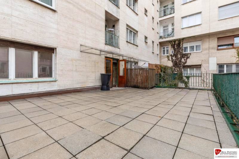 Predaj 4-izbový byt, 102m2, terasa 50m2, Bratislava-centrum, Gorkého - Terasa 4-izbového bytu na Gorkého ulici v Bratislave, ozdobená zeleňou na stene.