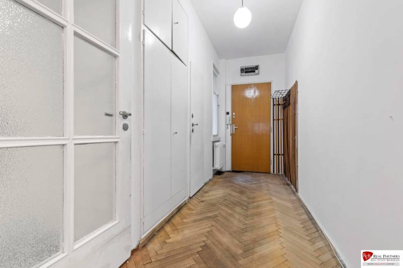 Predaj 4-izbový byt, 102m2, terasa 50m2, Bratislava-centrum, Gorkého - Vstupná chodba so svetlým nábytkom a podlahou s dreveným dekorom v 4-izbovom byte.