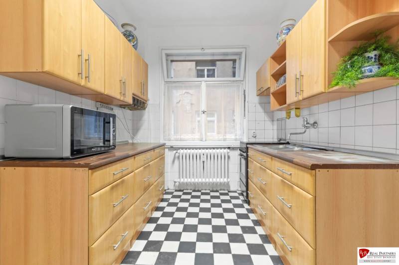 Predaj 4-izbový byt, 102m2, terasa 50m2, Bratislava-centrum, Gorkého - Kuchyňa so šachovnicovou podlahou a svetlými skrinkami v 4-izbovom byte.