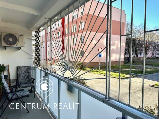 1 izb. zrekonštruovaný byt s veľkou loggiou, Karlova Ves - Lodžia 1-izbového bytu na Tilgnerovej ulici v Bratislave - Karlovej Vsi.