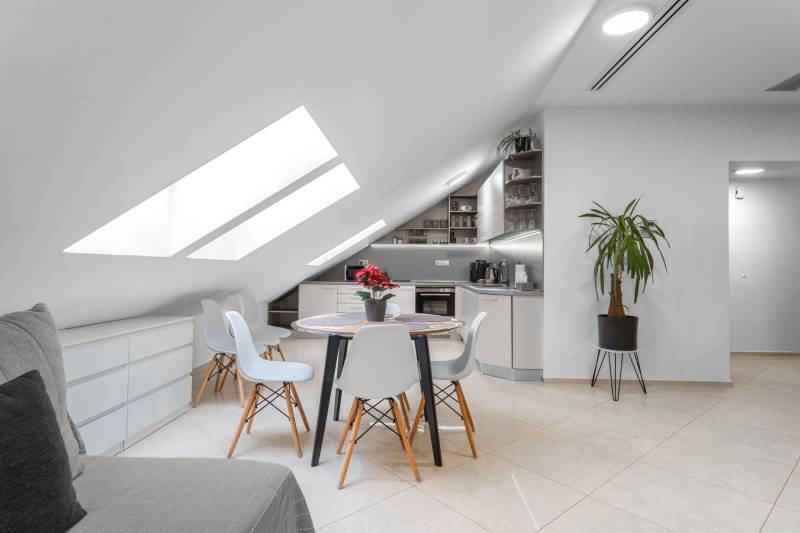 I Exkluzívny penthouse s terasou v absolútnom centre mesta - Podkrovná kuchyňa s jedálenským stolom a stoličkami v 2-izbovom byte.