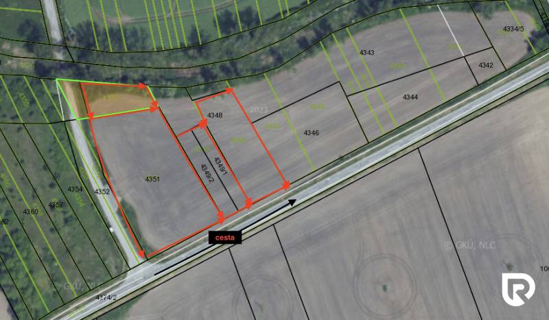 Znížená cena - Investičné pozemky  5722 m2 | Záhorská Ves - Plán pozemkov komerčných účelov v Záhorskej Vsi s vyznačenou cestou a hranicami parcela.