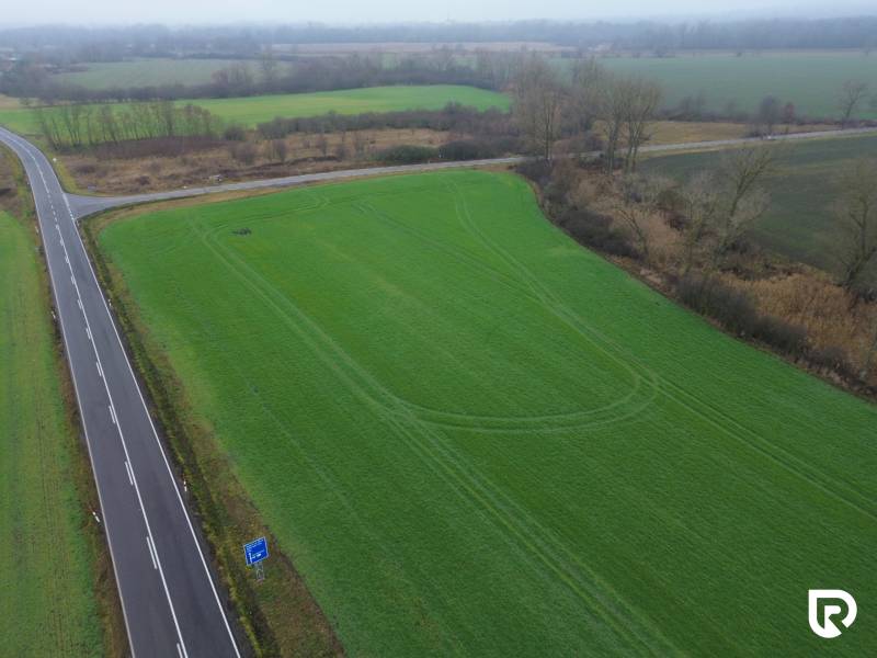 Znížená cena - Investičné pozemky  5722 m2 | Záhorská Ves - Cesta vedie popri rozľahlých komerčných pozemkoch pri Záhorskej Vsi.