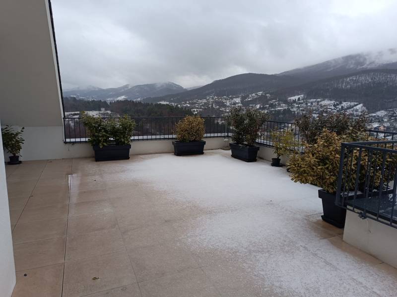 Štýlový 2-izbový byt s exkluzívnou terasou 102 m²  - Zasnežená terasa v Novej Bani na ulici Pod sekvojou s horským výhľadom.