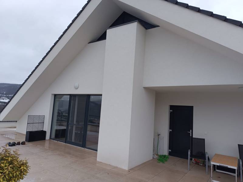 Štýlový 2-izbový byt s exkluzívnou terasou 102 m²  - Terasa s bielymi stenami a veľkými dverami, Nová Baňa, ulica Pod sekvojou.