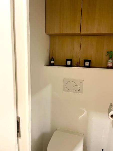 | Predaj 1-izbového bytu – Račianska, Bratislava - Kúpeľňa s toaletou a drevenými skrinkami, vhodná pre 1-izbový byt.