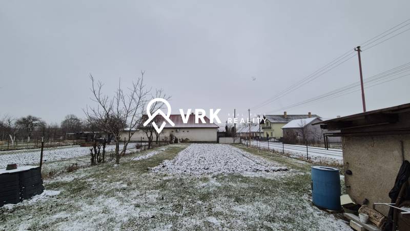 3 IZBOVÝ RODINNÝ DOM S GARÁŽOU, VEĽKÉ OZOROVCE - Zasnežená záhrada pri rodinnom dome na Novej ulici vo Veľkých Ozorovciach.