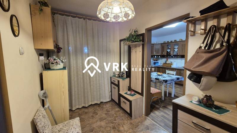 3 IZBOVÝ RODINNÝ DOM S GARÁŽOU, VEĽKÉ OZOROVCE - Predsieň v rodinnom dome s vešiakom, zrkadlom a vstupom do kuchyne s jedálenským stolom.