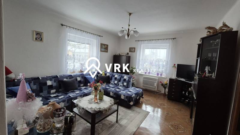 3 IZBOVÝ RODINNÝ DOM S GARÁŽOU, VEĽKÉ OZOROVCE - Rodinný dom s pohovkou, skriňou, televízorom, dekoráciami a podlahou s dreveným dekorom.