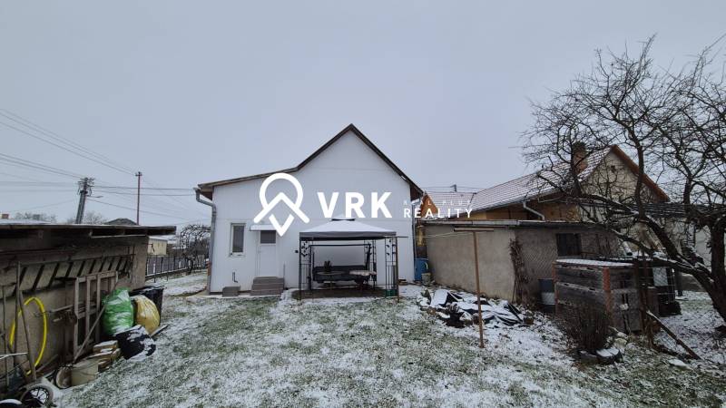 3 IZBOVÝ RODINNÝ DOM S GARÁŽOU, VEĽKÉ OZOROVCE - Zasnežený dvor s prístreškom za rodinným domom na ulici Nová, Veľké Ozorovce.