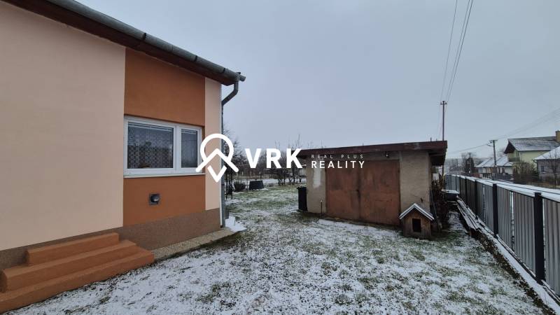 3 IZBOVÝ RODINNÝ DOM S GARÁŽOU, VEĽKÉ OZOROVCE - Rodinný dom na Novej ulici vo Veľkých Ozorovciach so zasneženou záhradou a garážou.