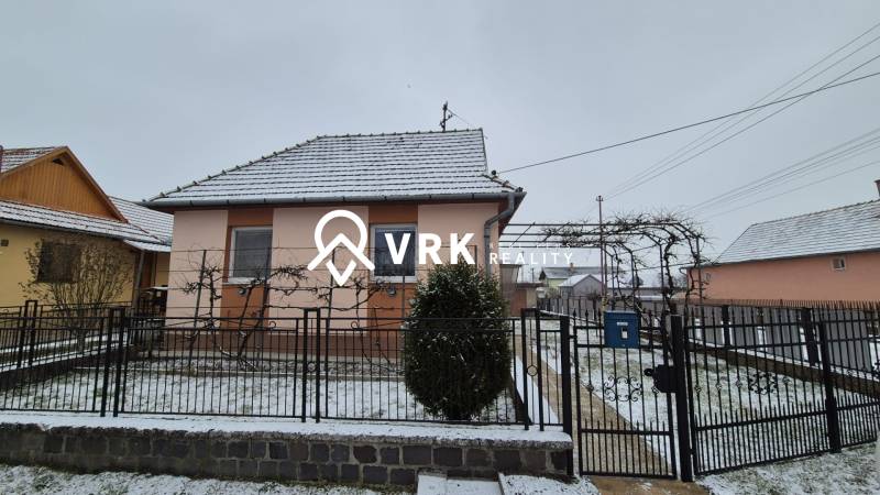 3 IZBOVÝ RODINNÝ DOM S GARÁŽOU, VEĽKÉ OZOROVCE - Rodinný dom na Novej ulici vo Veľkých Ozorovciach so zasneženou strechou a záhradou.