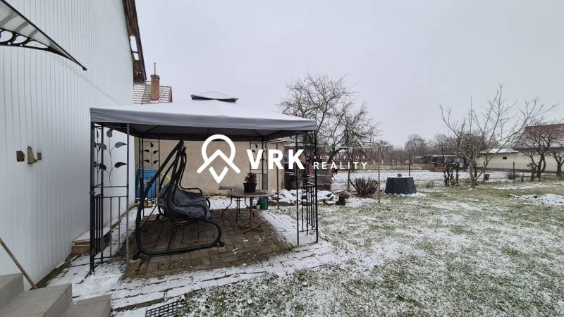 3 IZBOVÝ RODINNÝ DOM S GARÁŽOU, VEĽKÉ OZOROVCE - Zasnežená záhrada pri rodinnom dome na Novej ulici vo Veľkých Ozorovciach s altánkom.