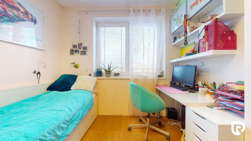 4i byt s atmosférou domu, terasou a parkovaním | Vrakuňa, 129m2 - Izba so posteľou, pracovným stolom, policami a podlahou s dreveným dekorom v 4-izbovom byte.