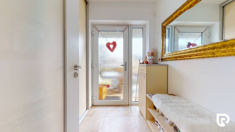 4i byt s atmosférou domu, terasou a parkovaním | Vrakuňa, 129m2 - Vstupná chodba 4-izbového bytu s veľkým zrkadlom a dekoráciou v tvare srdca.