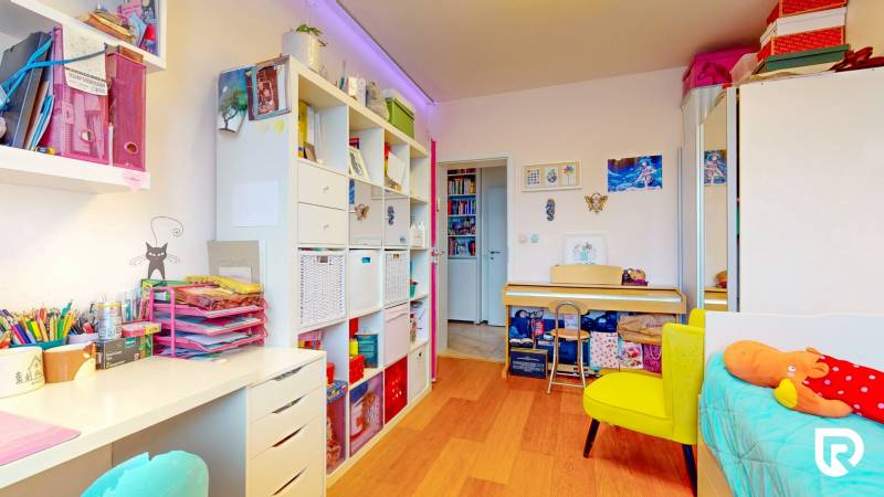 4i byt s atmosférou domu, terasou a parkovaním | Vrakuňa, 129m2 - Detská izba v 4-izbovom byte s podlahou s dreveným dekorom a množstvom úložného priestoru.