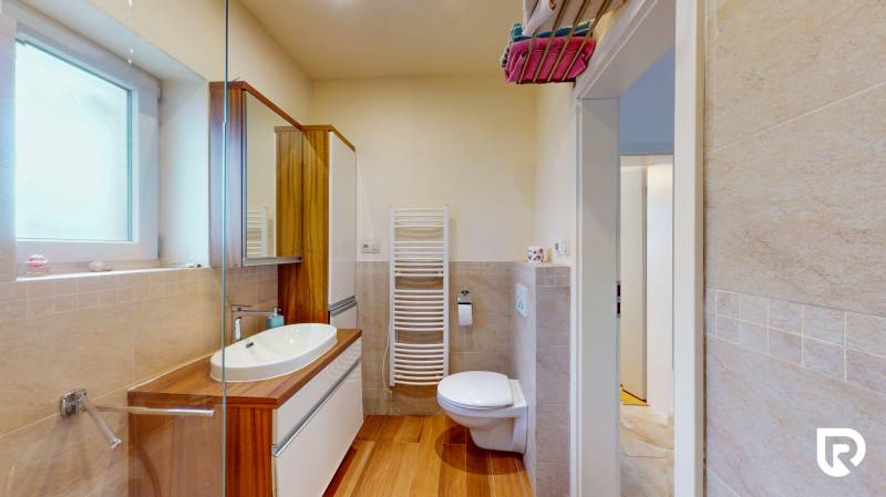 4i byt s atmosférou domu, terasou a parkovaním | Vrakuňa, 129m2 - Kúpeľňa so sprchovým kútom, podlaha s dreveným dekorom, WC a umývadlo v 4-izbovom byte.